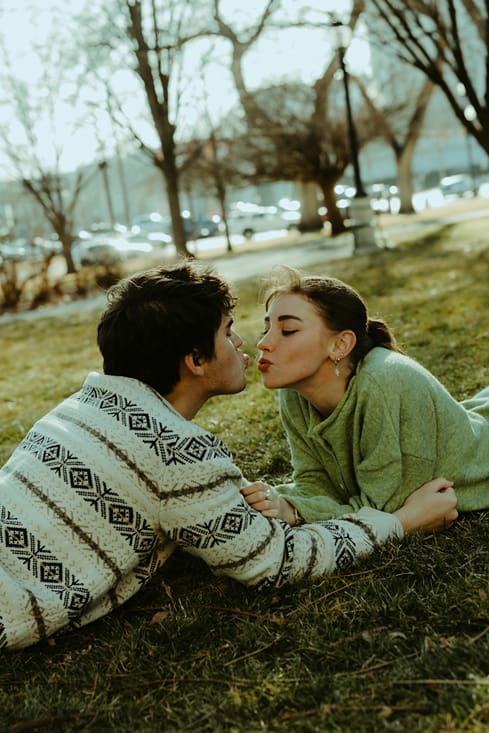 couple share a kiss in the park